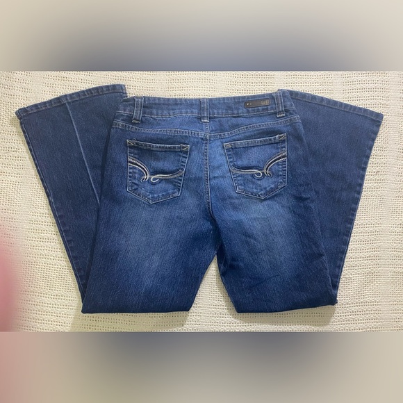 L.E.I. Sophia Hipster Flare Women's Junior Size 9 Short Jeans - Picture 6 of 9